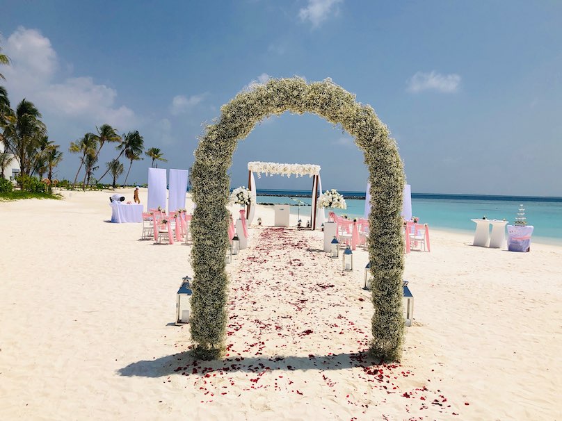 Rosenbogen auf Malediven am Strand Hochzeit