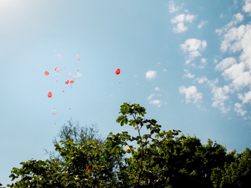 Heiratsantrag Luftballons fliegend