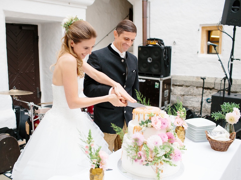 Hochzeitstorten Dekoration mit frischen Blumen