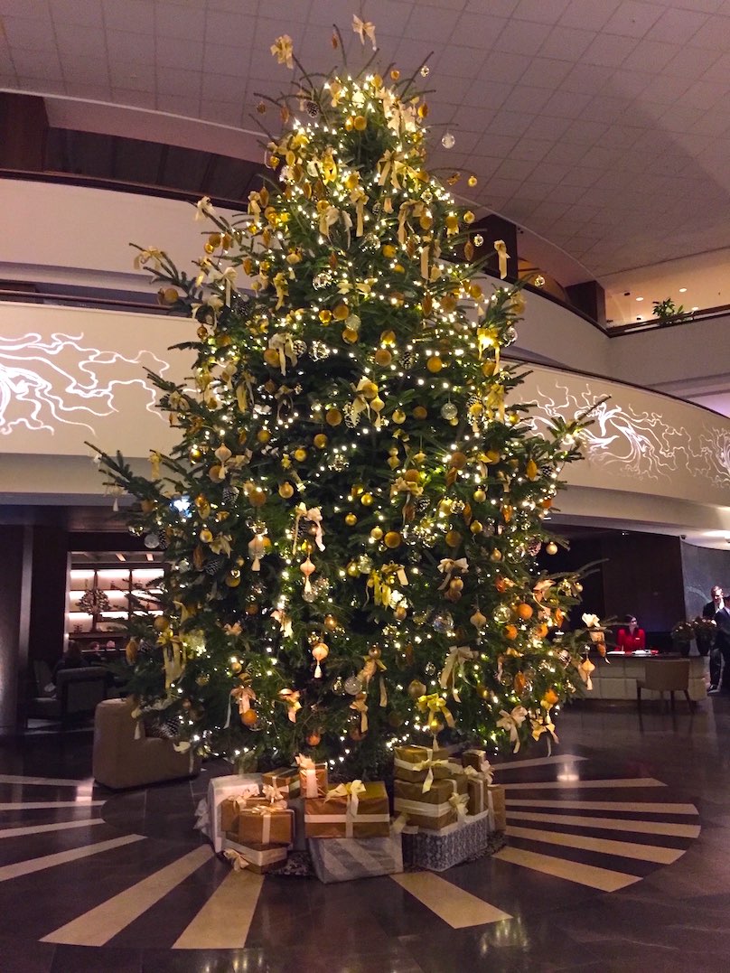 Dekoration Weihnachtsbaum Hotel durch Dekorateur