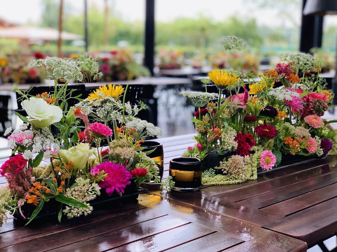 Eventdekoration Schweiz Tischdeko mit Blumen