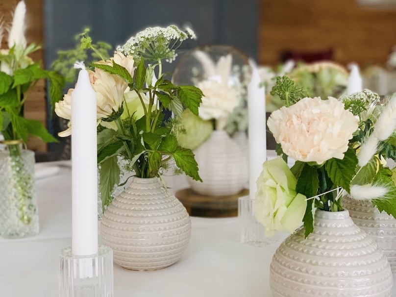 Hochzeitsdekoration Schweiz weiße Vasen mit weißen Rosen