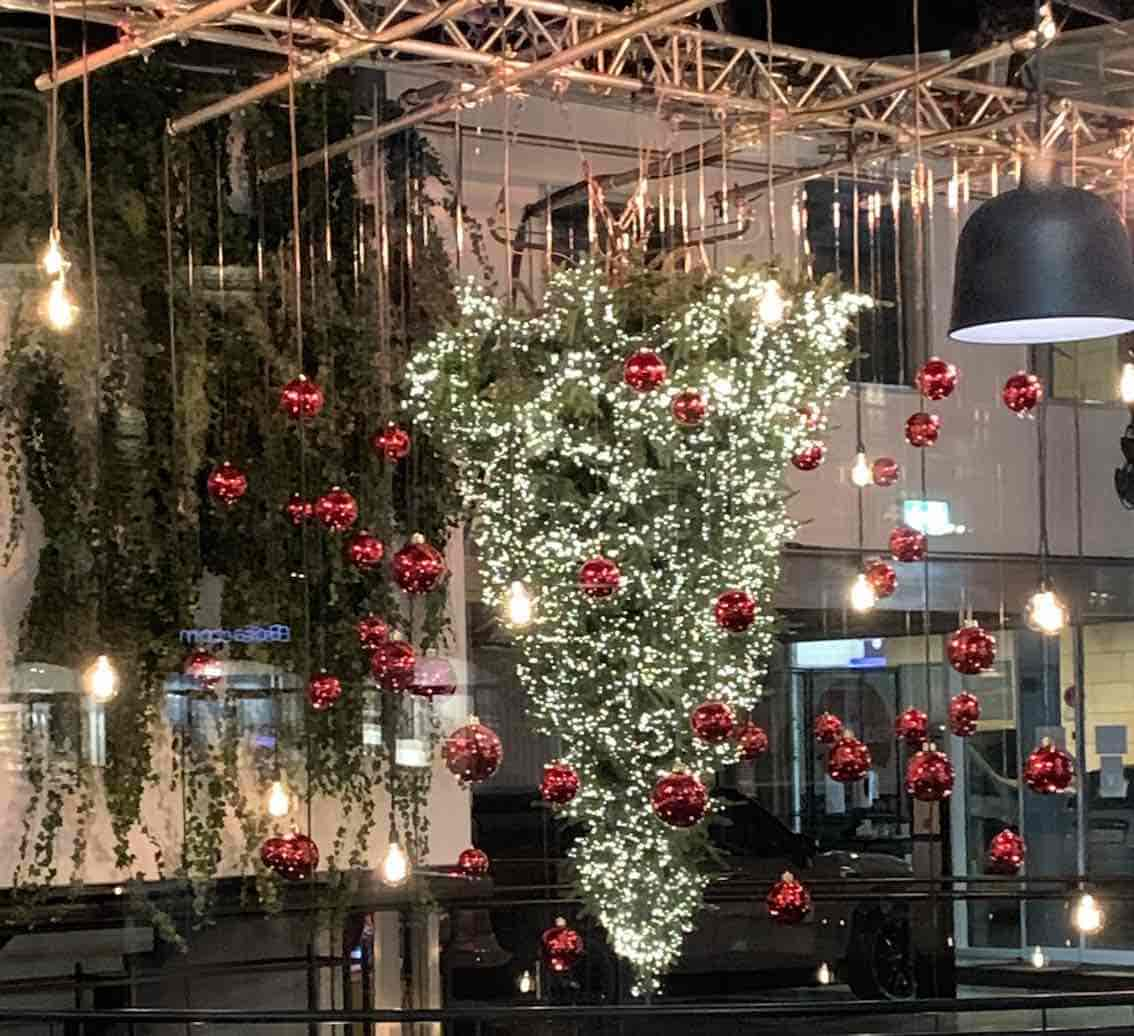 Weihnachtsbaum Kopfüber im Einkaufszentrum