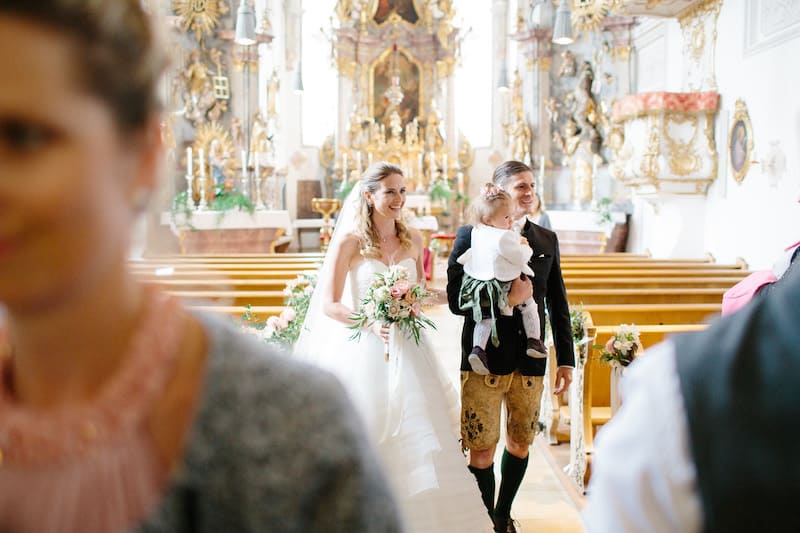 Trachtenhochzeit Brautpaar in Kirche