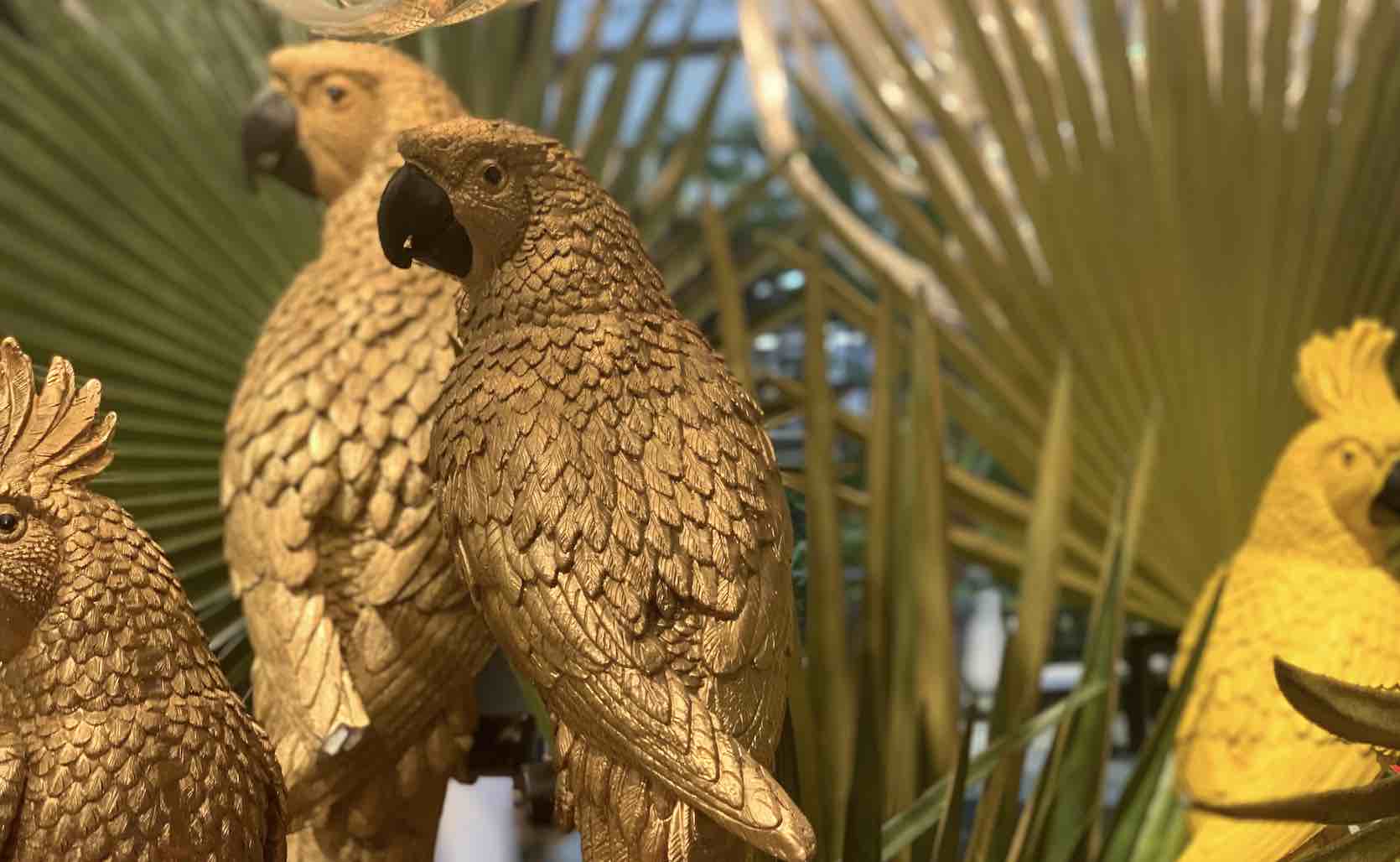 Dekoration Villa mit goldenen Papageien