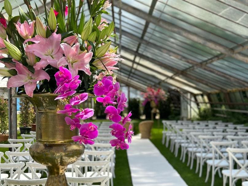 Blumendeko für Hochzeit im Gewächshaus München