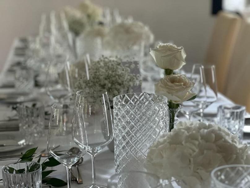 Weiße Blumendekoration für Hochzeit München