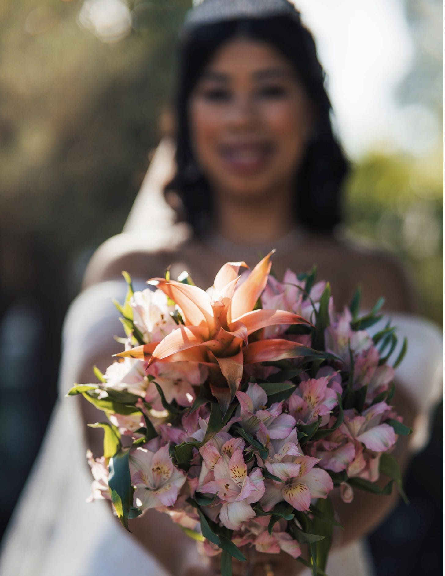 Hochzeitsstrauß mit tropischen Blumen