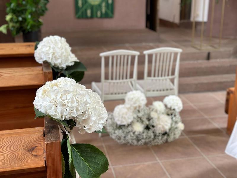 Blumenschmuck Kirche Hochzeit in Weiß