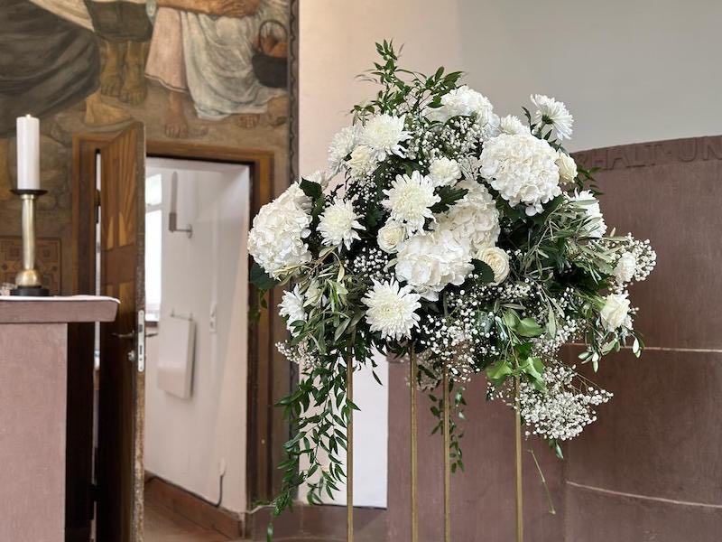 Weißer Hochzeits Schmuck Blumen Kirche