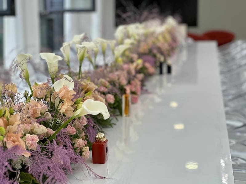 Dekoration Tisch Tafel mit Blumen auf Veranstaltung in München