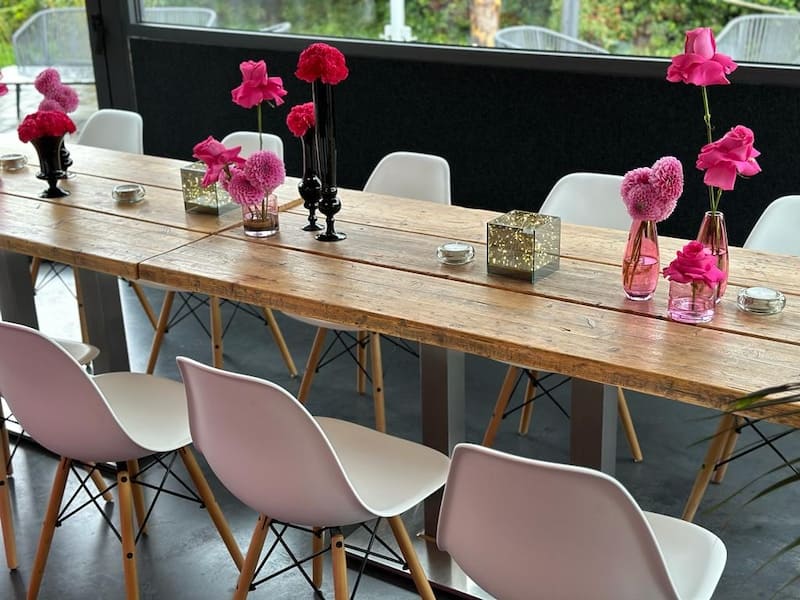 Tisch Stühle und pinke Blumendeko